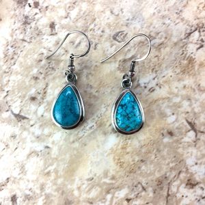 Turquoise howlite earrings with free ring